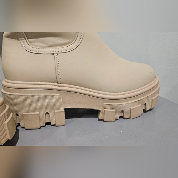 ASOS DESIGN Wide Fit Carla chunky flatknee boots in cappuccino. Size US 6 - Picture 9 of 15